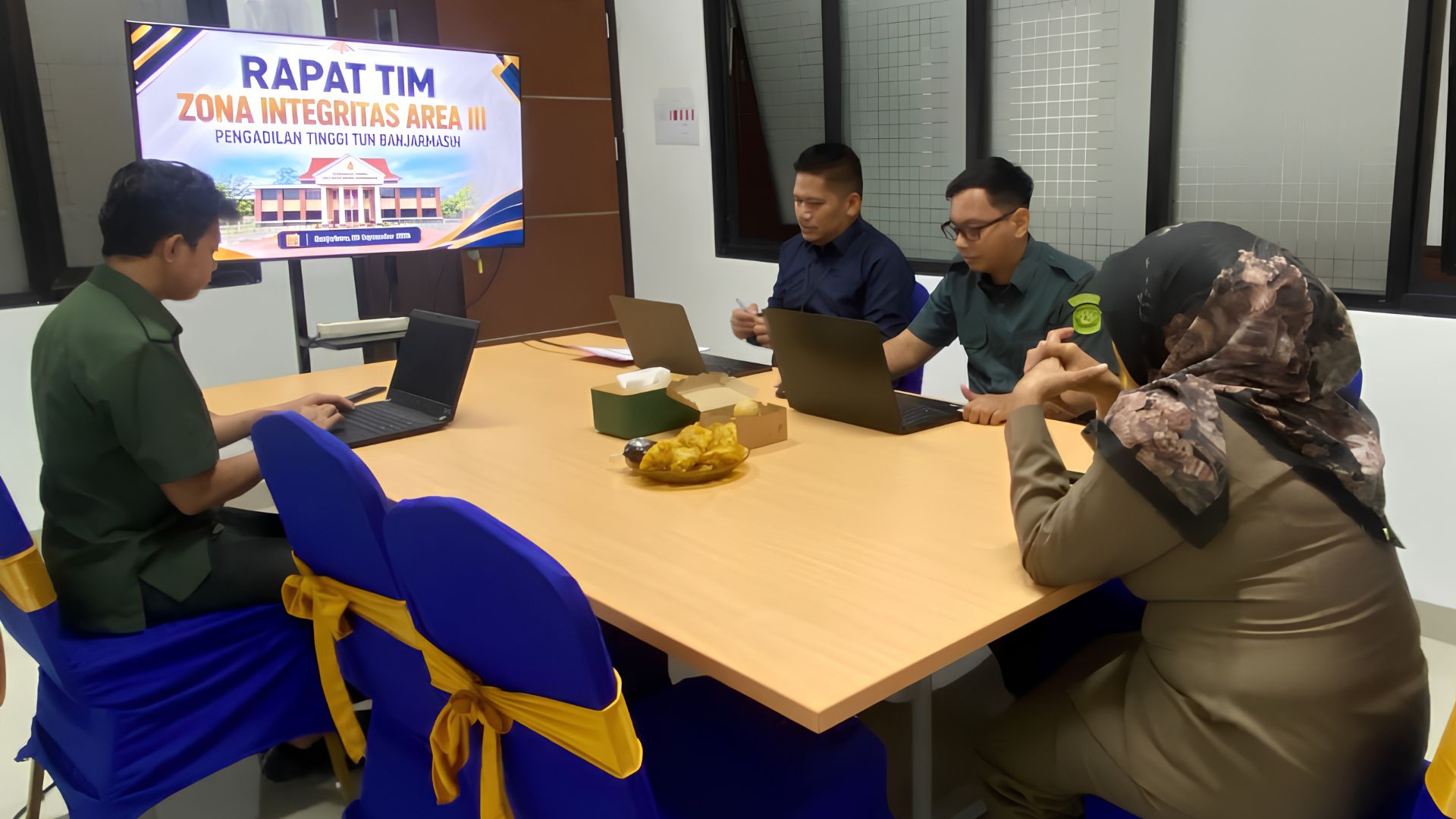 Rapat Tim Area 3 Zona Integritas Pengadilan Tinggi Tata Usaha Negara Banjarmasin Dalam Rangka Meningkatkan Pelayanan Yang Efisien, Transparan Dan Akuntabel